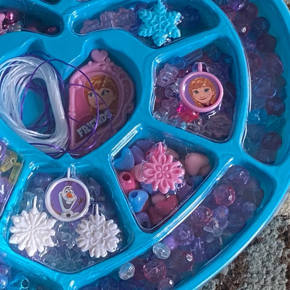 Disney Frozen Forever Friends Best Friends Jewelry Activity kit - Picture 9 of 9